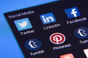 Read more about the article The Pros and Cons of Social Media
